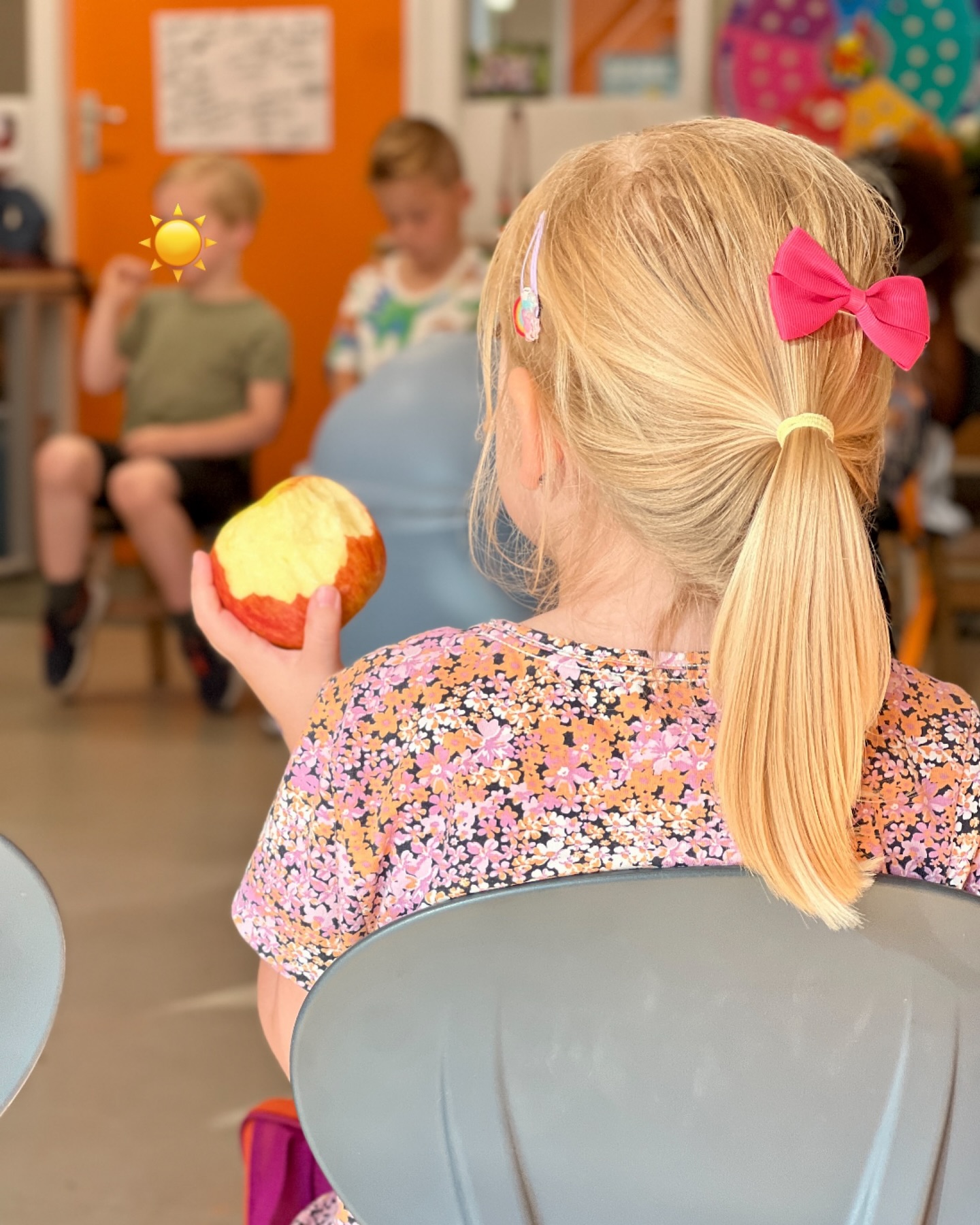 Genieten van een lekkere appel tijdens het voorleesverhaaltje van de juf 🍎📚☀️
#fruitmoment #10uurtje #gezondeschool #voorlezen #kindcentrumdeklimroos #basisschoolroosendaal #basisschoolkortendijk