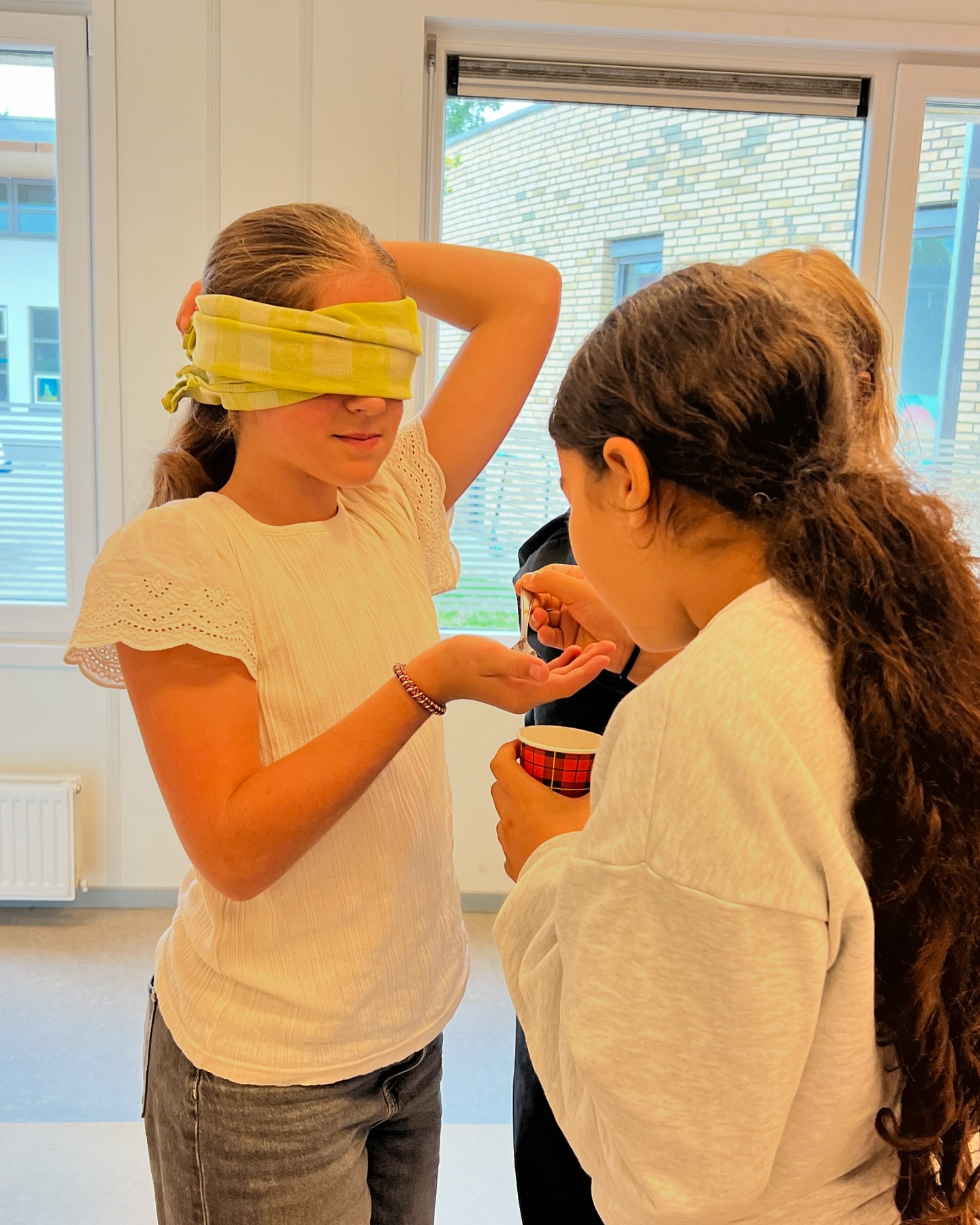 Wat zie, ruik, hoor, voel en proef ik? En wat blijft er over als er een zintuig uitvalt? Een leuke les van Blink in groep 8! 👀👃👂👅✋ 
#zintuigentesten #proefjesdoen #groep8 #kindcentrumdeklimroos #basisschoolroosendaal #basisschoolkortendijk
