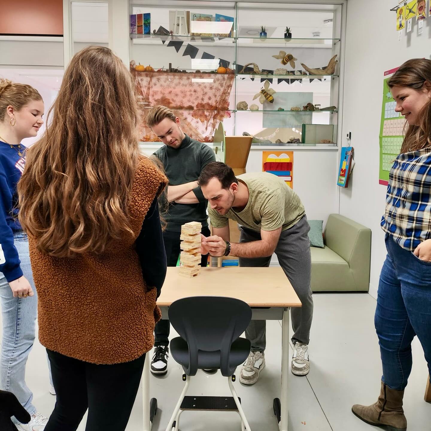 Wist je dat wij een opleidingsschool zijn? 🎓👩‍🏫📚

Naast onze leerkrachten zijn er jaarlijks ook heel wat stagiair(e)s werkzaam op De Klimroos. Sommige studeren voor leerkracht, anderen voor onderwijsassistent en ook voor maatschappelijke stages kun je bij ons terecht. Zo komen wij nog vaak oud-leerlingen tegen! 😃

Tijdens de leerteambijeenkomsten kunnen de stagiair(e)s hun ervaringen delen om met en van elkaar te leren. Maar elkaar eerst een beetje leren kennen door middel van een potje Jenga is natuurlijk ook heel belangrijk! 👋🏼

#kindcentrumdeklimroos #basisschoolroosendaal #basisschoolkortendijk #opleidingsschool #leerteambijeenkomst #stagelopen #pabo