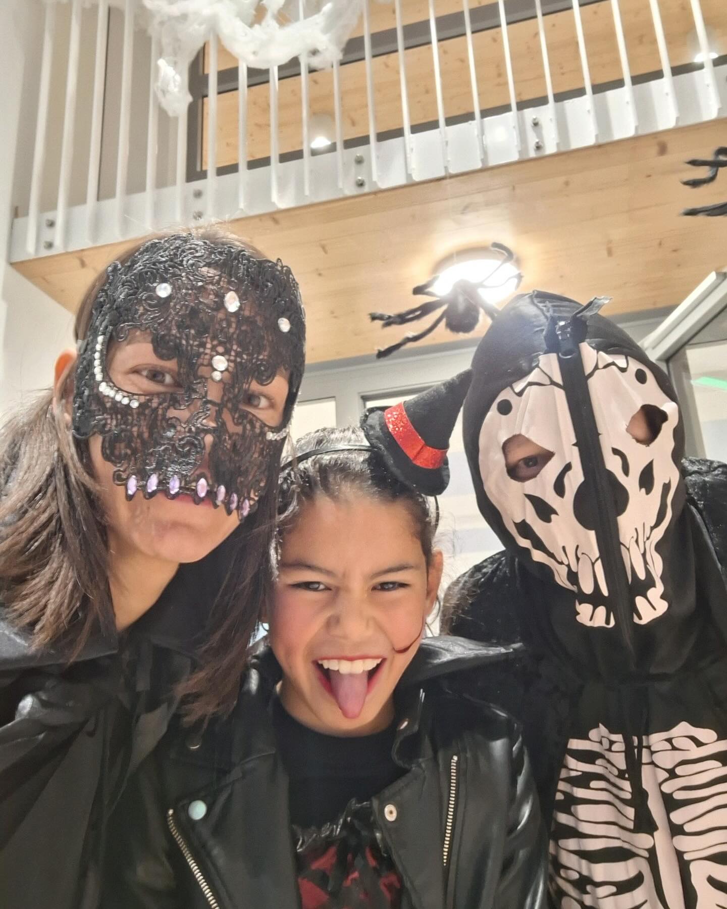 HALLOWEEN 🎃👻
Zo’n 200 kinderen van De Klimroos hebben gisteren meegelopen met de Halloweentocht. Wat was het leuk! Met een plattegrond vertrokken ze vanaf school naar de eng versierde snoephuisjes 🍫🍭 Daar kregen ze wat lekkers aan de deur 😋 
#kindcentrumdeklimroos #basisschoolroosendaal #basisschoolkortendijk #halloween #halloweentocht #trickortreat
