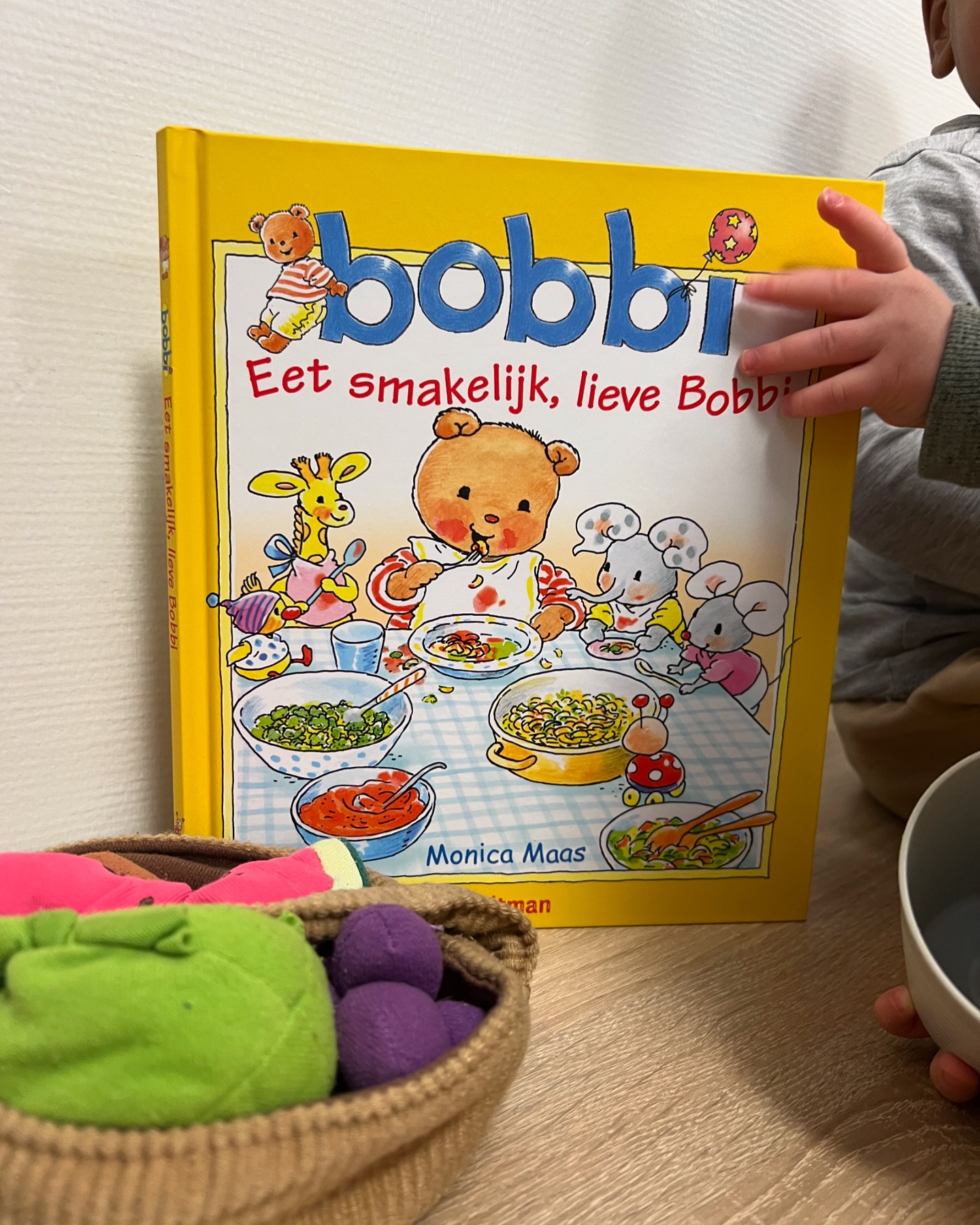 Bij Kibeo is er de komende tijd aandacht voor het thema ‘Eet Smakelijk!’ 😋🍐. De groep wordt in thema aangekleed en de kinderen kunnen in Puk’s winkel boodschappen halen 🛒  Er wordt geknutseld en gelezen in Bobbi’s boek 📕 Aan de muur hangt in verschillende talen ‘Eet smakelijk’ 🇫🇷 In hoeveel talen kan jij dit zeggen?#kindcentrumdeklimroos #kibeo #kibeoroosendaal #kinderopvang #eetsmakelijk #themaweken