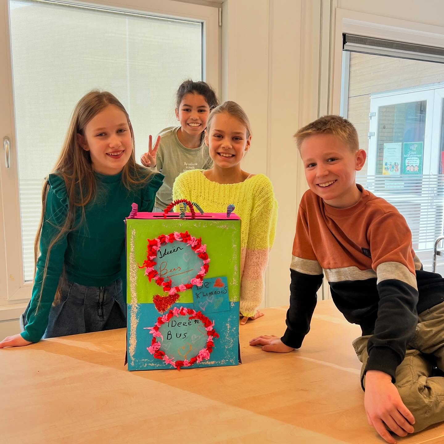Kinderen van de leerlingenraad hebben een ideeënbus geknutseld 🧑‍🎨 Hierin kunnen alle kinderen van De Klimroos hun ideeën, suggesties of vragen kwijt. Bij iedere bijeenkomst van de leerlingenraad zullen we kijken naar de briefjes die we ontvangen hebben en of/wat we hiermee kunnen doen 💡 
#leerlingenraad #kindcentrumdeklimroos #ideeenbus #basisschoolroosendaal #basisschoolkortendijk