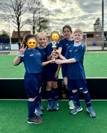 Afgelopen woensdag zijn deze kanjers eerste geworden van hun poule tijdens het schoolhockeytoernooi! Enorm trots op hun sportieve spel en topprestatie! 🏑🏆 Gefeliciteerd! 🥇
#schoolhockeytoernooi #winnaars #kanjers #trots