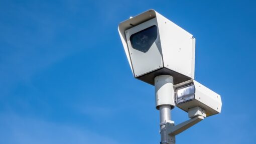 Aanstaande maandag tijdens de studiedag zullen er flitsers worden geïnstalleerd in onze school. Deze treden vanaf dinsdag in werking.

De flitsers worden afgesteld op een maximum snelheid van 5 km/u. Dit is een gemiddeld wandeltempo. Iedereen die sneller dan 5 km/u door de school gaat, wordt dus geflitst. Vanaf dinsdag zal iedereen écht moeten lopen door de school en kan er niet meer worden gerend. Wij hopen zo de rust voor alle kinderen te kunnen bewaren.