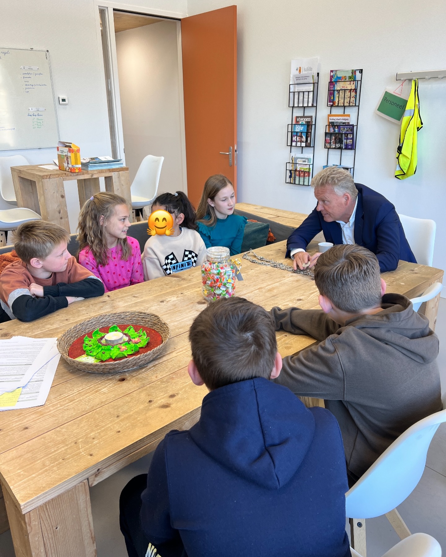 Vandaag kwam de burgemeester op werkbezoek bij ons op school! 💼 Kinderen van de leerlingenraad hebben hem een rondleiding door ons gebouw gegeven. Bij alle klassen is de burgemeester even binnen komen zwaaien 👋  Kinderen mochten ook vragen stellen. ‘Bent u voor PSV of Ajax?’ ‘Heeft u een huisdier?’ ‘Gamet u wel eens?’ ‘Welk merk auto heeft u?’ ‘Hoe oud bent u?’ We zijn veel over de burgemeester te weten gekomen! 🧠 En op de vraag of hij het leuk vond bij ons op school, antwoordde hij: ‘Hartstikke leuk!’ 👍 Wij vonden het ook leuk dat u bij ons langs wilde komen, burgemeester!
#kindcentrumdeklimroos #werkbezoek #burgemeesterbuijs
