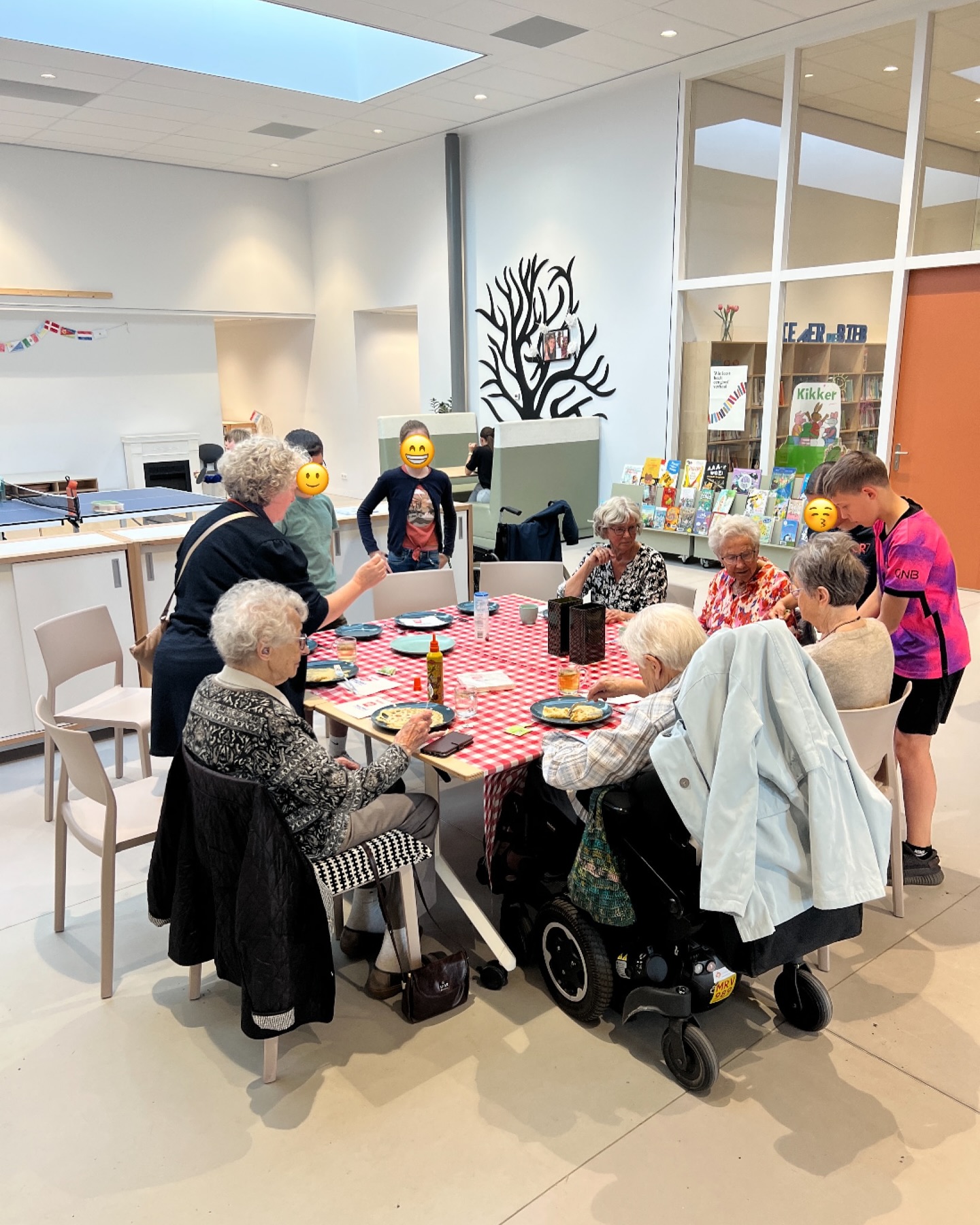 Afgelopen vrijdag was het Pannenkoekdag! 🥞 Vier kinderen uit groep 8 hebben voor bewoners van de Bloemschevaert heerlijke pannenkoeken gebakken. Midden in de aula stond er een gezellige tafel gedekt waar de kinderen en hun gasten lekker hebben gesmuld van de pannenkoeken en gezellig met elkaar hebben gekletst 🥰 Een bijzonder geslaagde lunch! 🍽️
#pannenkoekdag #kindcentrumdeklimroos #bloemschevaert