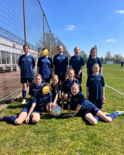 Afgelopen woensdag tijdens het schoolvoetbaltoernooi zijn de meiden met de beker naar huis gegaan! 🏆

Geen enkel goal kregen ze tegen tot aan de spannende, allesbeslissende penalty’s in de finale tegen OBS De Wending. Met samengeknepen handjes keken we toe hoe de meiden zich een weg naar de terechte eerste plaats toewerkten ⚽️💪 Het was een heerlijke, sportieve middag in de zon en met een mooi resultaat konden we huiswaarts. Gefeliciteerd meiden, trots op jullie! 

Ook ons jongensteam heeft zijn beste beentje voor gezet tegen zeer gedegen tegenstanders. Ze hebben het tot aan de kwartfinales gered, waarna ze de Fatimaschool als winnaar hebben gefeliciteerd 🤝 

Op woensdag 21 mei speelt het meidenteam in de regiofinales tegen andere winnende teams uit West-Brabant. Dit toernooi vindt plaats bij BSC Roosendaal aan de Nispenseweg. Alle aanmoediging is welkom! 🥳