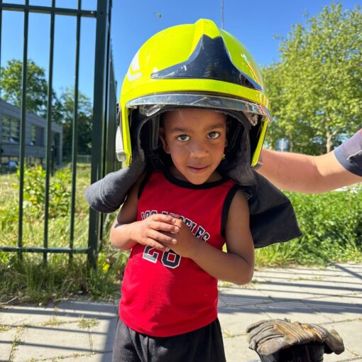 Afgelopen maandag zijn we gestart met het thema ‘Verkeer’ op de kinderopvang. De komende zes weken staan er verschillende activiteiten op de planning. Vandaag kwam de brandweer op bezoek: de sirene ging af, de helm werd opgezet, de kinderen mochten schijnen met de zaklampen en het allerleukste was dat ze zelf in de brandweerwagen mochten klimmen! 🚒🧯👩🏼‍🚒 
#themaverkeer #brandweerauto #kibeo #kindcentrumdeklimroos #kinderopvang