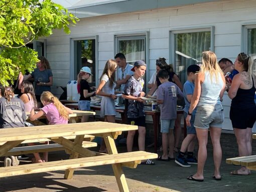 Snacktijd in Renesse!
Een grote dankjewel aan Biljartcentrum De Distel voor het sponsoren van de heerlijke frikadellen, kroketten en kaassoufles tijdens ons schoolkamp in Renesse. Na een dag vol activiteiten was dit precies wat we nodig hadden! 😋🍽️