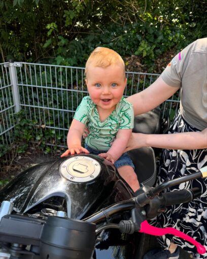 Bij de Kinderopvang is het de laatste week van het thema ‘Verkeer’! 🚦
En deze week stond de motor centraal! 🏍️

De kinderen mochten zelfs op de motor zitten net als een echte motorrijder! 
Maar… wat moet je eigenlijk allemaal aan hebben op de motor om veilig te rijden?
Een helm? Een jas? Handschoenen?

#themaVerkeer #motor #veiligheid  #kindcentrumdeklimroos #kinderopvang #kibeo