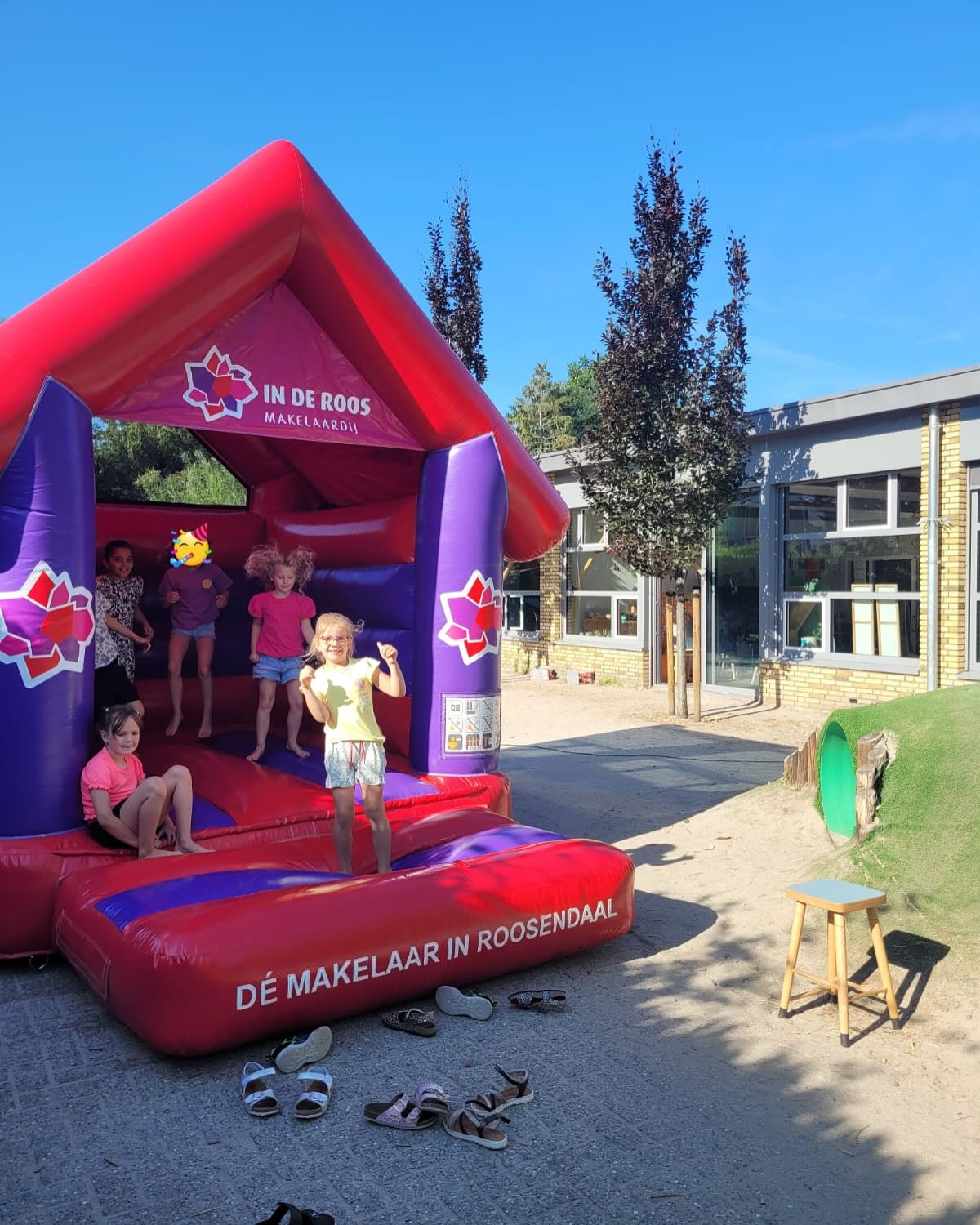 We hebben afgelopen vrijdag de zomervakantie ingeluid met het zomerfestival! De kinderen hebben genoten van alle activiteiten en de springkussens. Een extra dankjewel voor In de Roos Makelaardij voor het sponsoren van een super leuk springkussen!

Geniet allemaal van jullie vakantie en tot over 6 weken ☀️!

#zomervakantie #springkussen #kindcentrumdeklimroos #zomerfestival