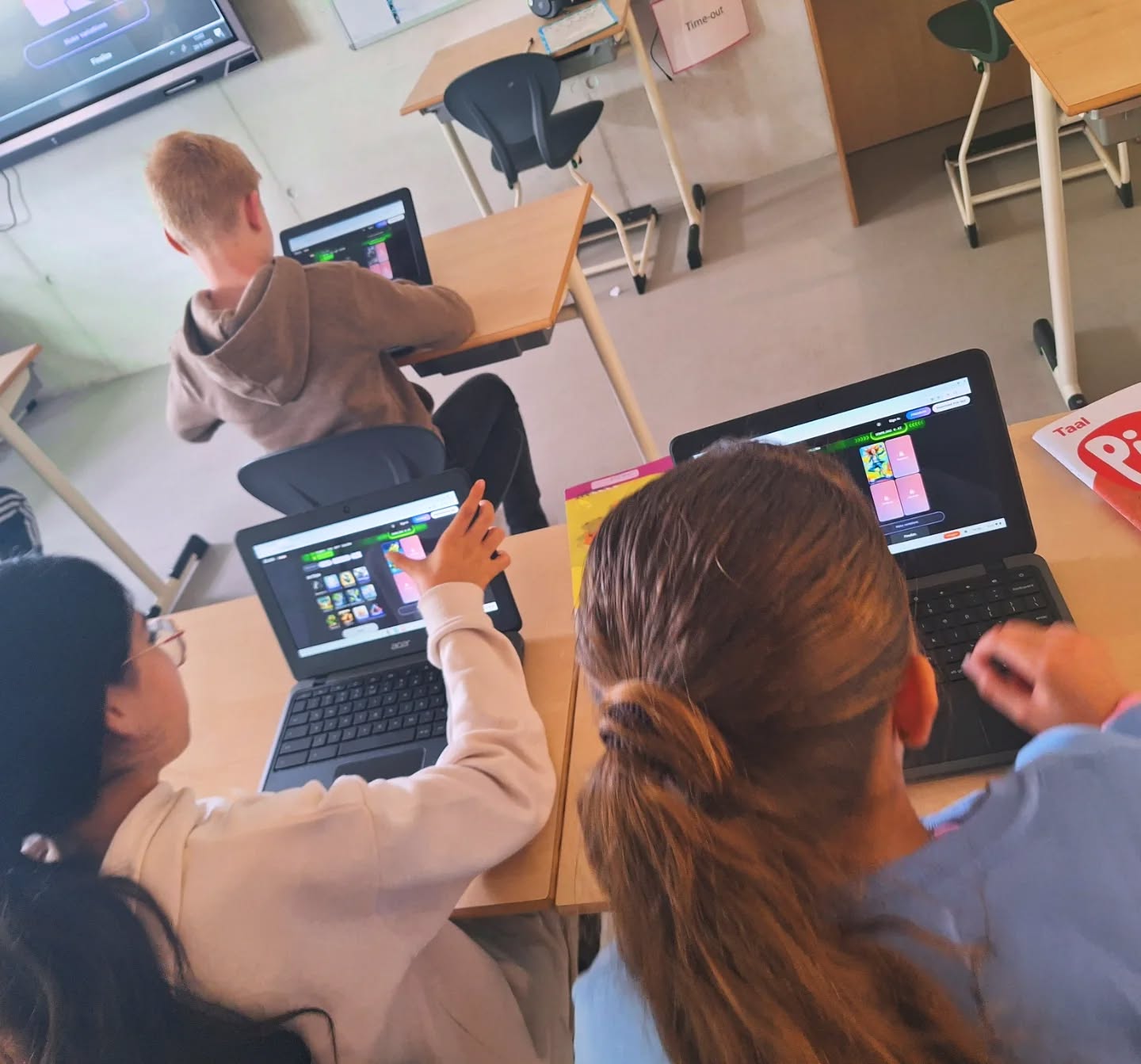 De kinderen van de groepen 5 en 6 hebben een gastles gehad over ‘slimme kunst’. Zij hebben geleerd hoe ze kunstmatige intelligentie in kunnen zetten om kunst te maken. Ze leerden spelenderwijs hoe zij AI kunnen beïnvloeden om iets te creëren. De kinderen zijn aan de slag gegaan met afbeeldingen om hun eigen kunstzinnige verhaal te maken. Zo maakten zij kennis met de mogelijkheden van kunstmatige intelligentie. 

#creatiefdenken #digitalegeletterdheid #kunstmatigeintelligentie #kunst