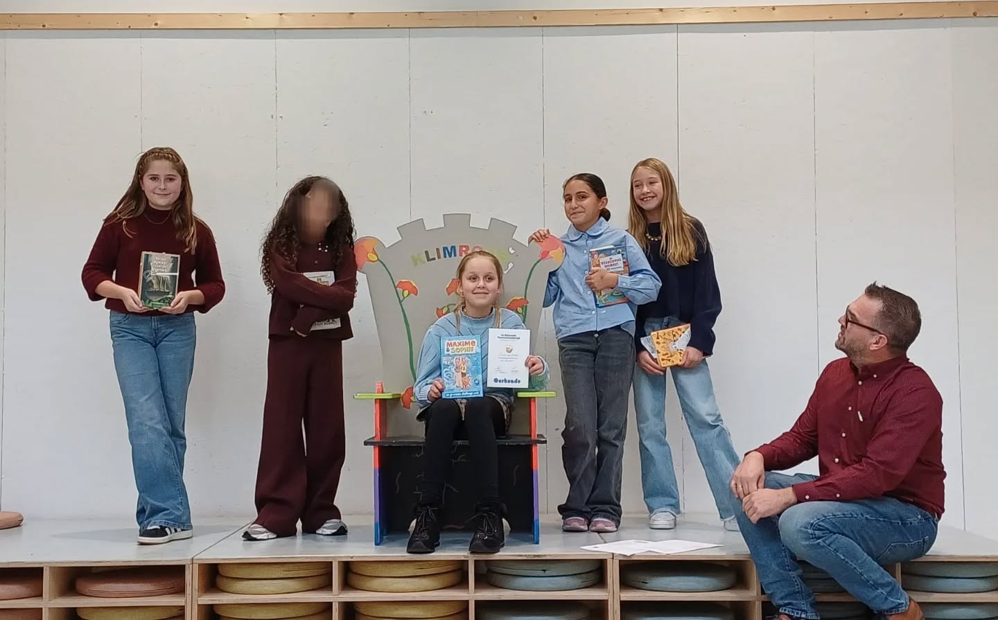 Voorleeswedstrijd! 📖📚
De groepen 7 en 8 hebben uit elke klas één winnaar gekozen. Zij streden samen om de eer van de beste voorlezer van de Klimroos. Alle kinderen hebben dit erg goed gedaan en S. uit groep 8 mocht er als winnaar vandoor gaan. Wij zijn trots! 

#voorlezen #wedstrijd #trots