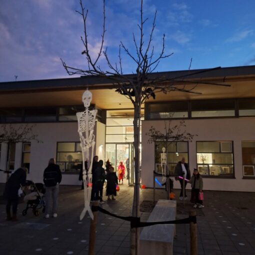 Halloween 🎃👻!
Afgelopen vrijdag mochten de kinderen (en ouders) weer in hun engste outfit verkleed langs alle snoephuisjes gaan. Het was een geslaagde avond. Bedankt voor de grote opkomst!