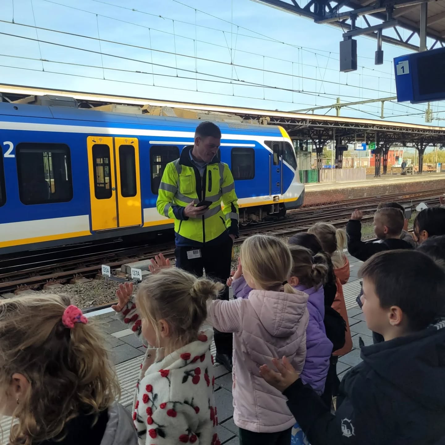 De groepen 3 hadden wel een heel bijzonder uitje: zij gingen met de trein naar Breda! 
De kinderen mochten vragen stellen in de vergaderruimte, zitten in de machinistenstoel en de juf mocht omroepen in de trein. Op het perron en op het station in Breda kregen zij uitleg over vanalles wat met de trein te maken heeft.
Dit was een hele leuke en leerzame dag! 🚉🚂

#uitje #ns #trein #kindcentrumdeklimroos