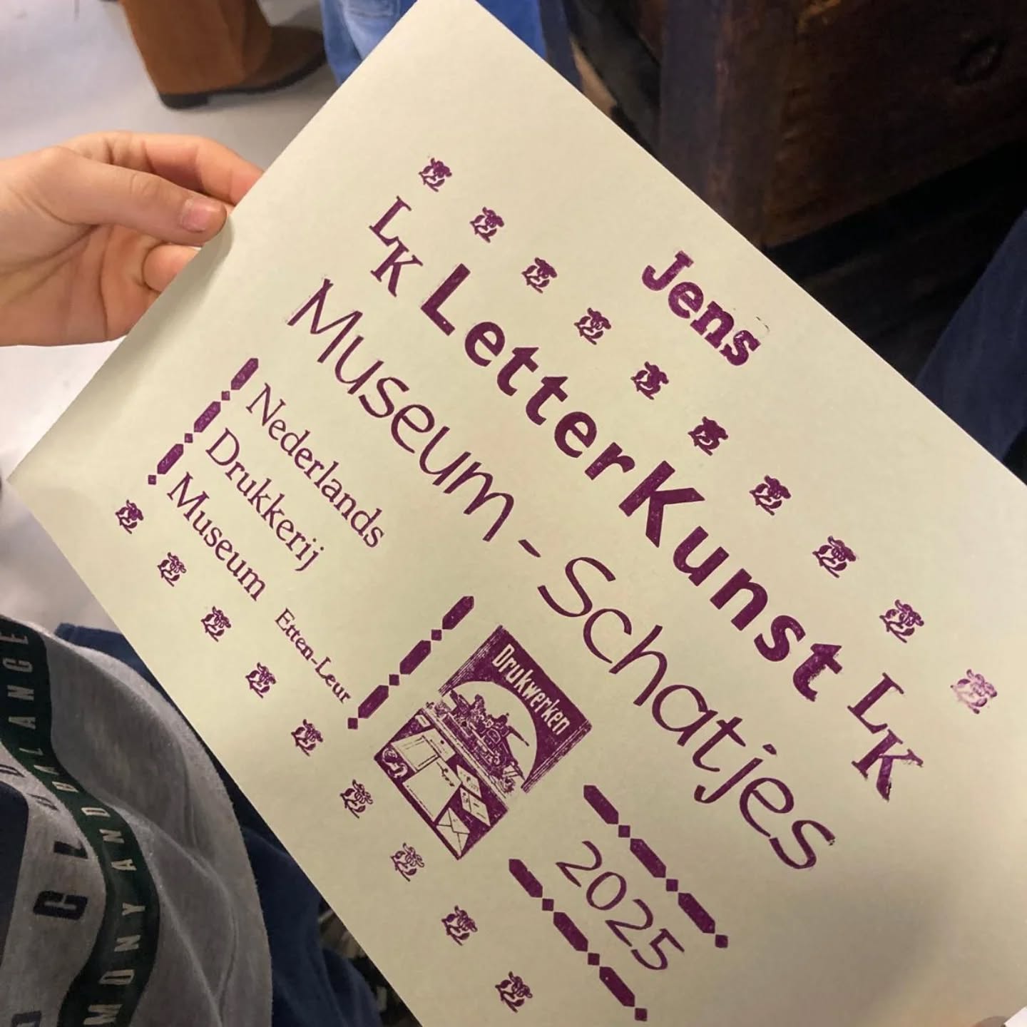 Museumschatjes. 🏛
Ieder schooljaar mogen de bovenbouwklassen een museum in de buurt uitzoeken om te bezoeken. Dit jaar gingen een aantal klassen naar het Drukkerij museum in Etten-Leur. De kinderen maakten kennis met de boekdrukkunst en de ontwikkeling daarvan door de jaren heen. Ze mochten vooral veel zelf doen en uitproberen.Wat een leerzaam uitje!

#betekenisvolleren #museumbezoek #museumschatjes