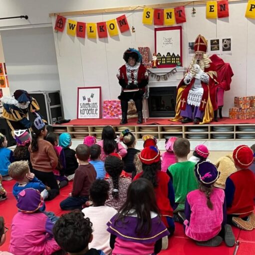 Wat een feest! Sinterklaas en zijn pieten hebben de Klimroos uiteraard niet overgeslagen. We hadden een gezellige dag vol liedjes, cadeautjes, pepernoten, pietengym en de mooiste surprises. 
We hebben genoten! 

Dag Sinterklaasje 👋. Bedankt! 🎁