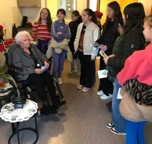 Vandaag brachten onze kinderen iets heel bijzonders rond ✨🎄
Met zelfgemaakte kerstkaarten gingen zij langs bij ouderen in de buurt en bij bewoners van de Bloemschevaert. 
Een klein gebaar, maar met een grote boodschap.

Juist in deze tijd van het jaar kan eenzaamheid extra voelbaar zijn.
Een kaartje, een glimlach, even aandacht — het kan iemands dag maken.
Dat is de echte kerstgedachte: omkijken naar elkaar ❤️