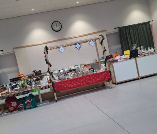 De kerstloterij was een groot succes!! 🎄
Met maar liefst 650 prijzen en een winkans van 1 op 2. Veel mensen hebben iets moois mee naar huis kunnen nemen 🎁. Alle opbrengst gaat rechtstreeks naar de kinderen van de Klimroos.
Dank voor de grote opkomst! En een éxtra grote dankjewel aan alle sponsoren van de prijzen die deze kerstloterij mogelijk hebben gemaakt 🙏:

A Care

Albert Heijn Beethovenlaan

Albert Heijn Tolberg

Amigo’s

Bargo

Bloemenhuis

BLZ Dijkcentrum

Bomont

Bonnefooi

Bram Visser

brasserie DNA

brasserie Oostplein

Broodje Kaas

by Juul

Caffe Dono

Calypso

Cannelle

Carwash

Chagall

Cockpit

Cosun Beet

DA Lindenburg

de Beer

de Beestenshop

de Commerce

de Distel

de Groene Loods

de Grote Molen

de Heer Tweewielers

de Torteltuin

de Wildt

den Scherpenberg

Dips ´n Bites

DS Training

Dudok

Duifhuizen

Ellen juwelier

Fitshop

Foood

Frietstore & More

Funzone

Gall en Gall Lindenburg

Gamma

Haarstudio Min of Meer

Health Clinic

Hein Manné

Herenknipper Dijkcentrum

Het Geheim

het Wapen

Intratuin

Joost van Ekeren

Jumbo Lindenburg

Jumbo Streuvelslaan

Kaatje Jans

Kabonk

Kade speeltuin

Kikke Kidz

Kinderkapsalon het Zonnetje

Lodge Visdonk

Loof

Lovely Shawls

Lucardi

Maison et Moi

Maple Farm

MC Donalds

Mitra Dijkcentrum

Mitzy

Monkey Moves

Monkey Town

Mooi en Gezond

Moriaan

Myrthe’s Art

New Style

Optidee

Otrium

Ouderwetsch

Pannekoekenbakker Heerle

Peets bloemenshop

Peter Rijsdijk

Playdome

Pluizenbol

Plus Tolberg

Profibike

Renates kraaltjes

Rituals

Roosendaal on Ice

Roosendaals Beste Cafetaria

Rottier

Rousseau

SB Reinigers

Sinjoor

Sligro

Splesj

Stek

Studio Sisa

Thalassa

THOR

T-huis

TIC

Toscana

vd Bemd

Velvet

Vitality

Voetbalshop

Vrouwenhof speeltuin

Washin7

Yellowstone