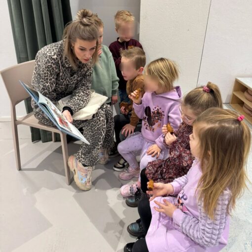 Afgelopen woensdag zijn de nationale voorleesdagen gestart. In verschillende klassen werd er voorgelezen door ouders. Wat een feest!🎉

Voorlezen prikkelt de fantasie, ontwikkelt het taalgevoel en voorlezen heeft bovendien een bewezen positief effect op de woordenschat, het tekstbegrip en inlevingsvermogen van kinderen. 
U leest thuis toch ook voor? 📖📘

#voorlezengaatvoor #nationalevoorleesdagen