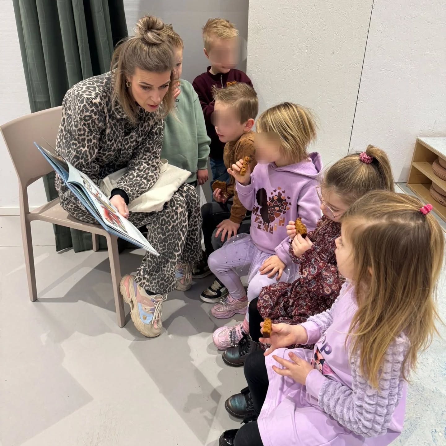 Afgelopen woensdag zijn de nationale voorleesdagen gestart. In verschillende klassen werd er voorgelezen door ouders. Wat een feest!🎉

Voorlezen prikkelt de fantasie, ontwikkelt het taalgevoel en voorlezen heeft bovendien een bewezen positief effect op de woordenschat, het tekstbegrip en inlevingsvermogen van kinderen. 
U leest thuis toch ook voor? 📖📘

#voorlezengaatvoor #nationalevoorleesdagen