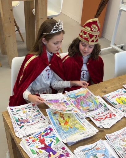 De eerste belangrijke taak van onze prinsessen zit erop ✅👸 Vanmorgen hebben zij 15 gelukkige winnaars van de kleurwedstrijd uitgekozen om aanstaande vrijdag aan te mogen schuiven bij het ontbijt 🥞🥛

Grote dank aan alle deelnemers van de kleurwedstrijd en onze felicitaties aan de winnaars 🥳

#kindcentrumdeklimroos #prinsescarnaval #meejhartenziel #kleurwedstrijd #tullepetaonestad