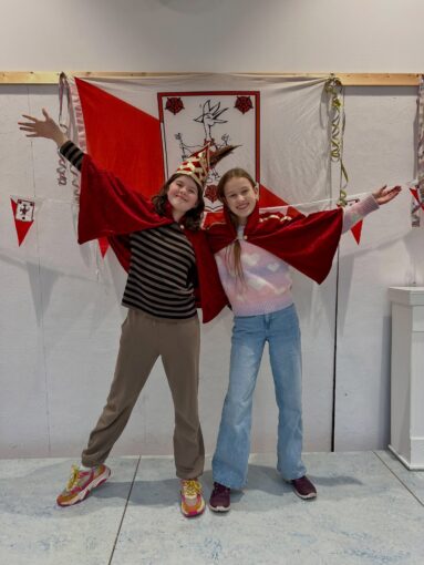 Voor het eerst in De Klimroos-geschiedenis hebben wij een prinses en… nóg een prinses Carnaval! 🪩❤️🤍🎭

De prinsessen hebben aanstaande week belangrijke taken te doen. Winnaars uitkiezen van de kleurwedstrijd, jureren bij de modeshow, vooraan hossen in de polonaise, ontbijten met de winnaars van de kleurwedstrijd en natuurlijk de sfeer óóg ouwe 🥳 

#prinsescarnaval #meejhartenziel #tullepetaonestad #tullepeterenkundeleren #kindcentrumdeklimroos