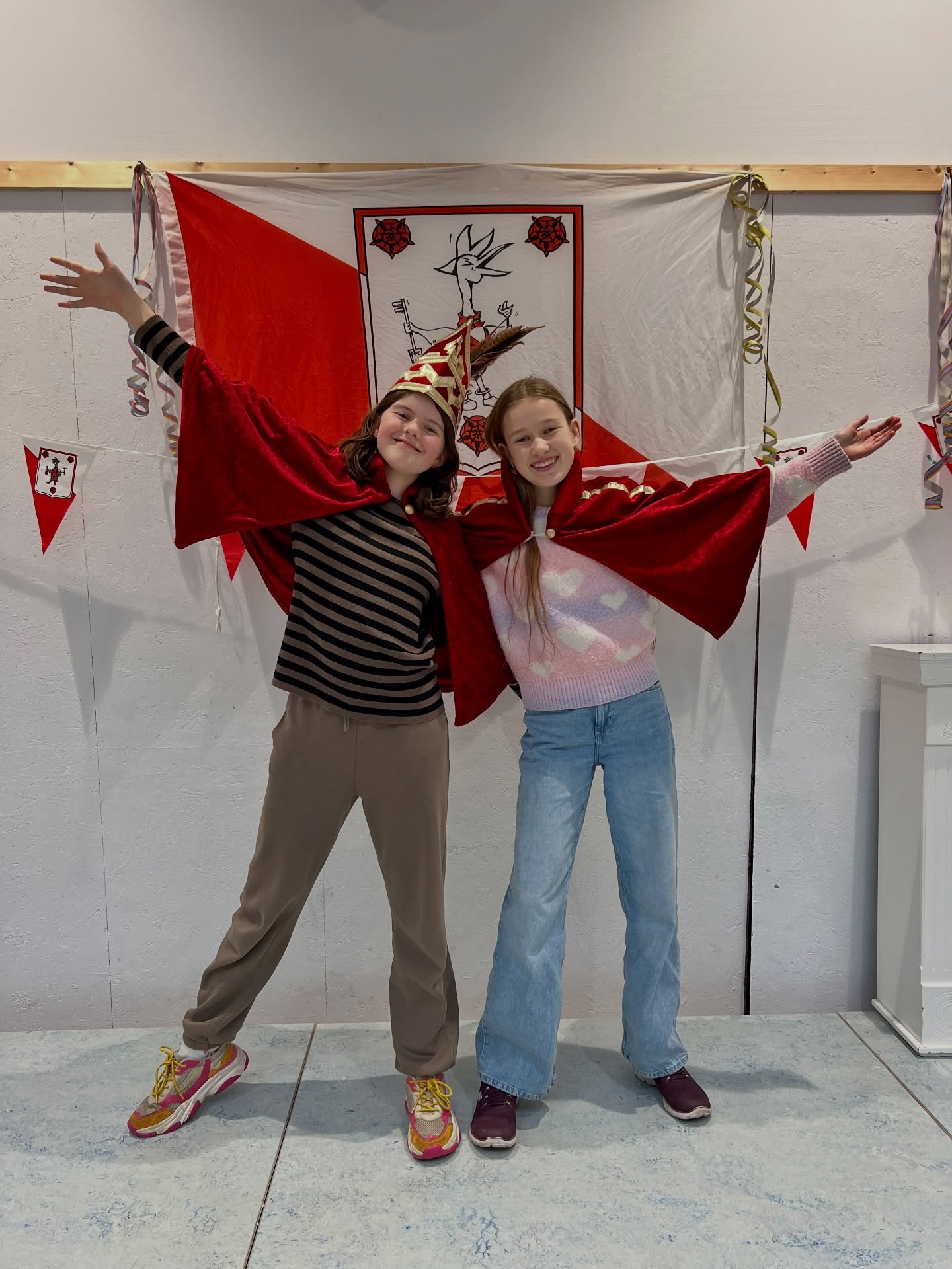 Voor het eerst in De Klimroos-geschiedenis hebben wij een prinses en… nóg een prinses Carnaval! 🪩❤️🤍🎭

De prinsessen hebben aanstaande week belangrijke taken te doen. Winnaars uitkiezen van de kleurwedstrijd, jureren bij de modeshow, vooraan hossen in de polonaise, ontbijten met de winnaars van de kleurwedstrijd en natuurlijk de sfeer óóg ouwe 🥳 

#prinsescarnaval #meejhartenziel #tullepetaonestad #tullepeterenkundeleren #kindcentrumdeklimroos