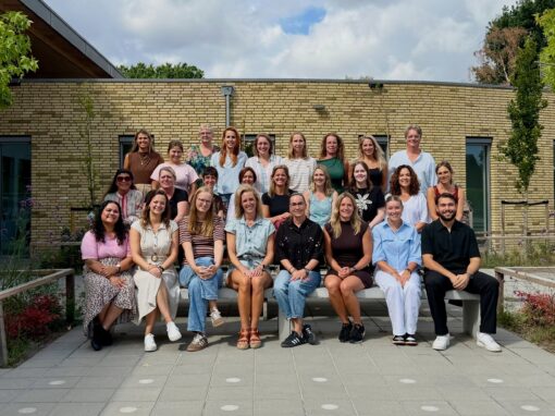 Na een heerlijke zomervakantie zijn onze collega’s vandaag weer voor het eerst bij elkaar gekomen om het nieuwe schooljaar samen voor te bereiden. Vanochtend hadden we een programma op school waarbij we allerlei praktische zaken met elkaar besproken hebben. Vanmiddag waren we te gast bij @myrthe_s_art voor een creatief teamuitje. Een gezellige dag met mooie resultaten! 🫱🏼‍🫲🏻🎨👨🏼‍🏫 Kan jij raden wie er achter de portretten zit?