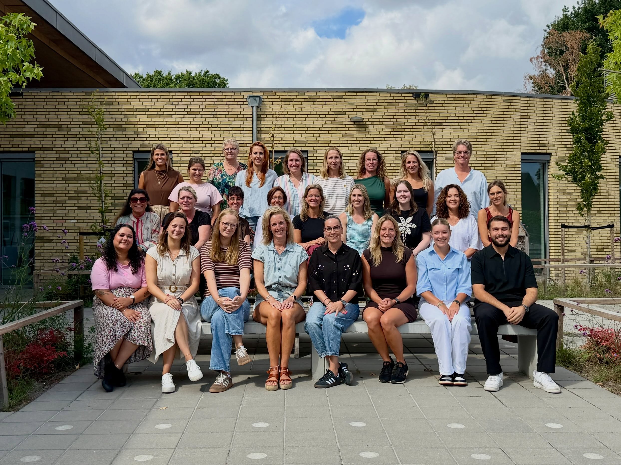 Na een heerlijke zomervakantie zijn onze collega’s vandaag weer voor het eerst bij elkaar gekomen om het nieuwe schooljaar samen voor te bereiden. Vanochtend hadden we een programma op school waarbij we allerlei praktische zaken met elkaar besproken hebben. Vanmiddag waren we te gast bij @myrthe_s_art voor een creatief teamuitje. Een gezellige dag met mooie resultaten! 🫱🏼‍🫲🏻🎨👨🏼‍🏫 Kan jij raden wie er achter de portretten zit?